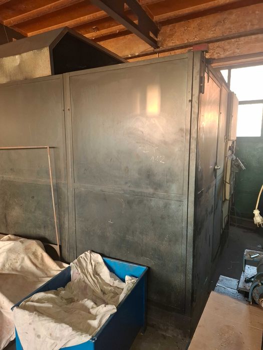 Cela spawalnicza dwustanowiskowa z robotem