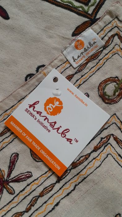 Pano indiano/ Toalha em linho bordado à mão-comp-  1,12m- larg 87cm