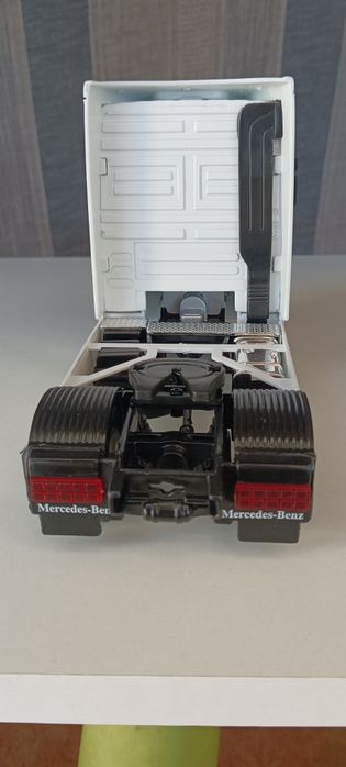 Camião Mercedes Actros escala 1/32