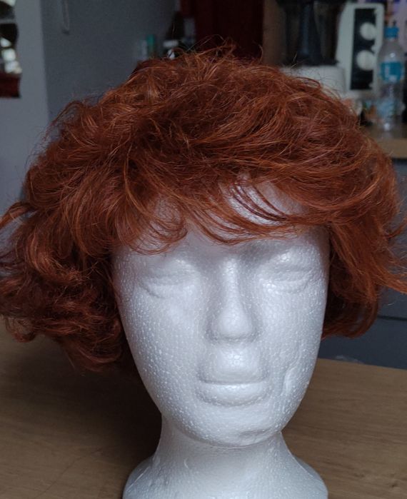 Peruka z włosów syntetycznych