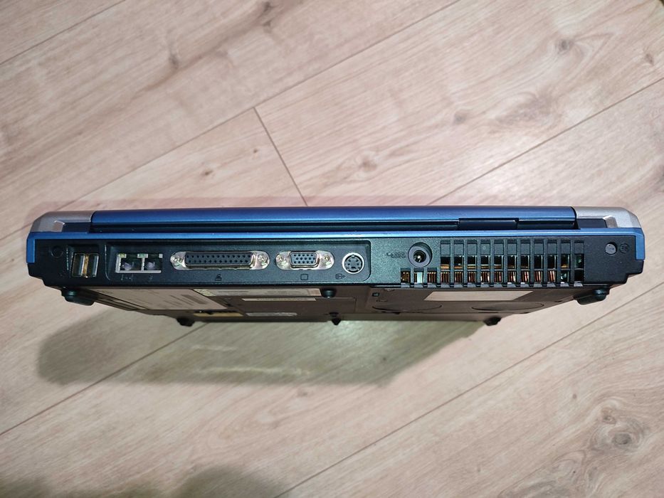 Retro laptop z 2003 roku Toshiba Satellite 2430 z procesorem Pentium 4