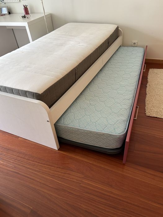 Cama dupla com colchões