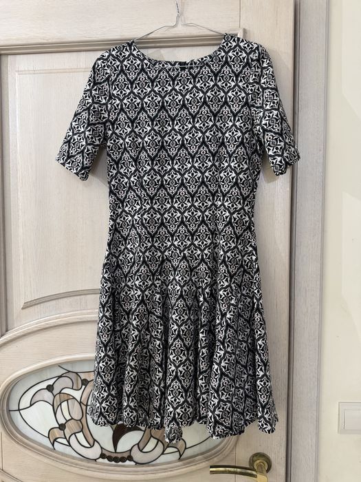 Чорно-біла сукня H&M з принтом, XS