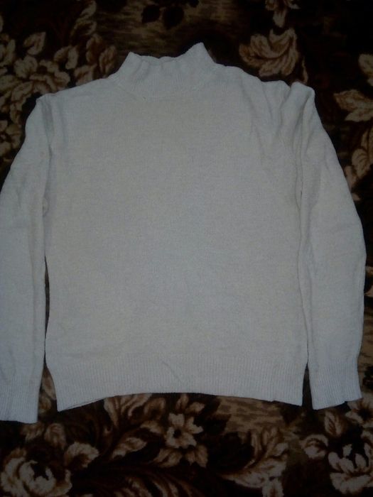 Продам гольф молочного цвета