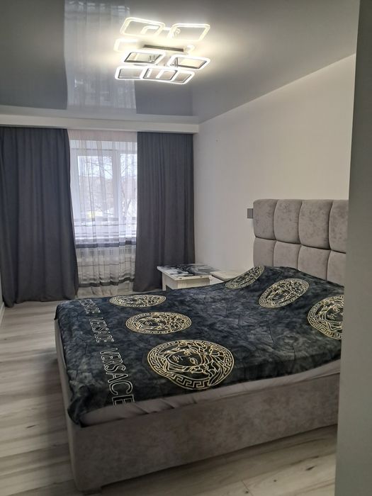 Здається подобово  2х кім.кв.біля базару