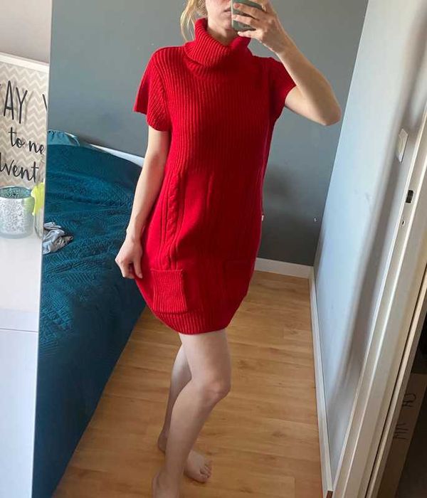 Czerwona swetrowa sukienka z golfem na krótki rękaw