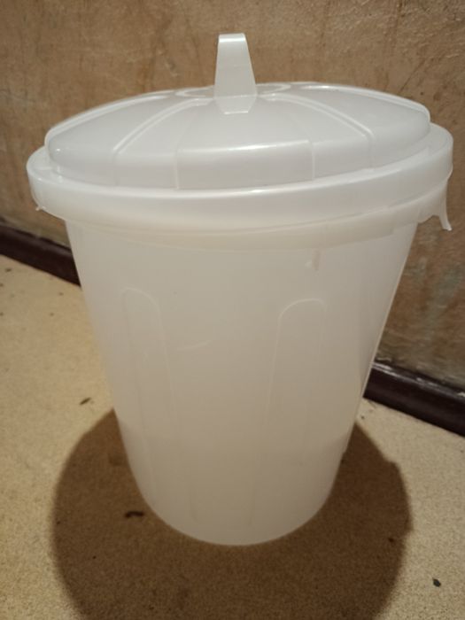 Ведро,бак с крышкой.