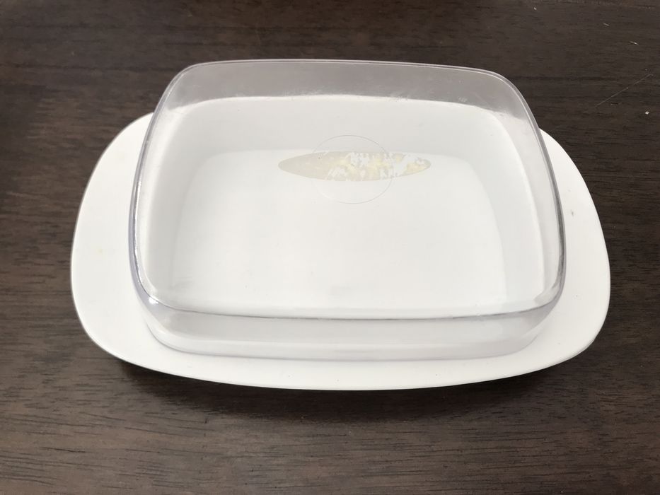 Manteigueira branca e transparente de plástico