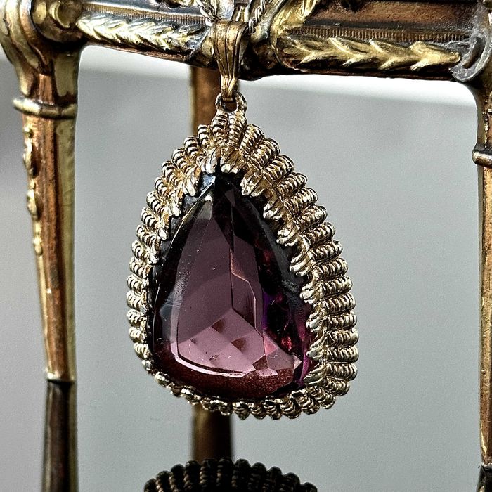 Pozłacana przywieszka z lat 60-tych w stylu La bella epoque z Anglii