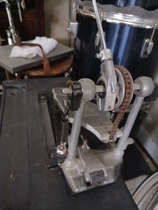 Tripé de Patro de choque e pedal de bombo