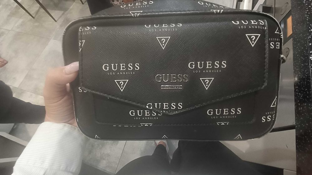 Torebka Guess , czarna , mała , elegancka .