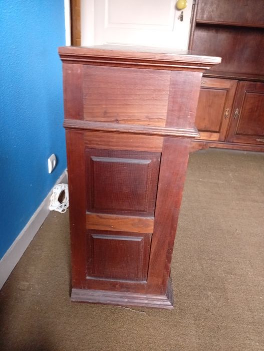 Armário em madeira com duas gavetas e duas prateleiras