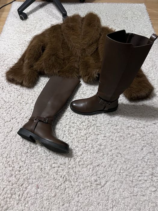 Високі чоботи коричневого кольору