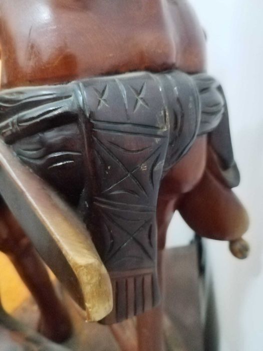 Escultura de caçador ancião com o seu cão- Madeira oriental