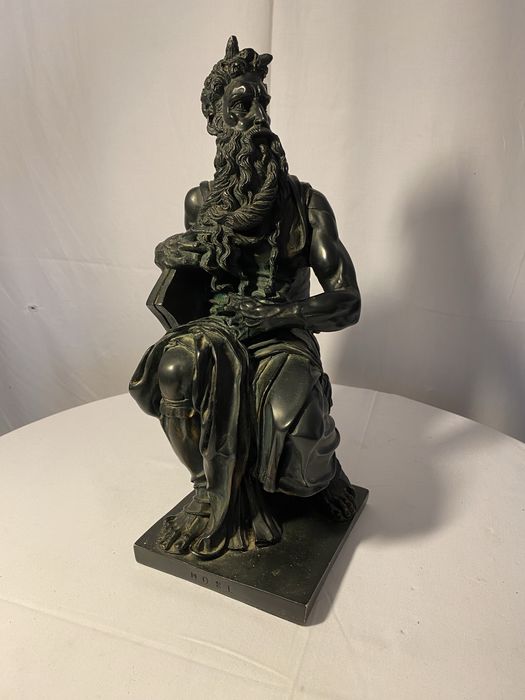 Estatueta de Moisés em cerâmica