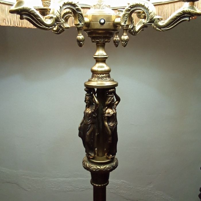 Candeeiro de pé alto em cobre, bronze