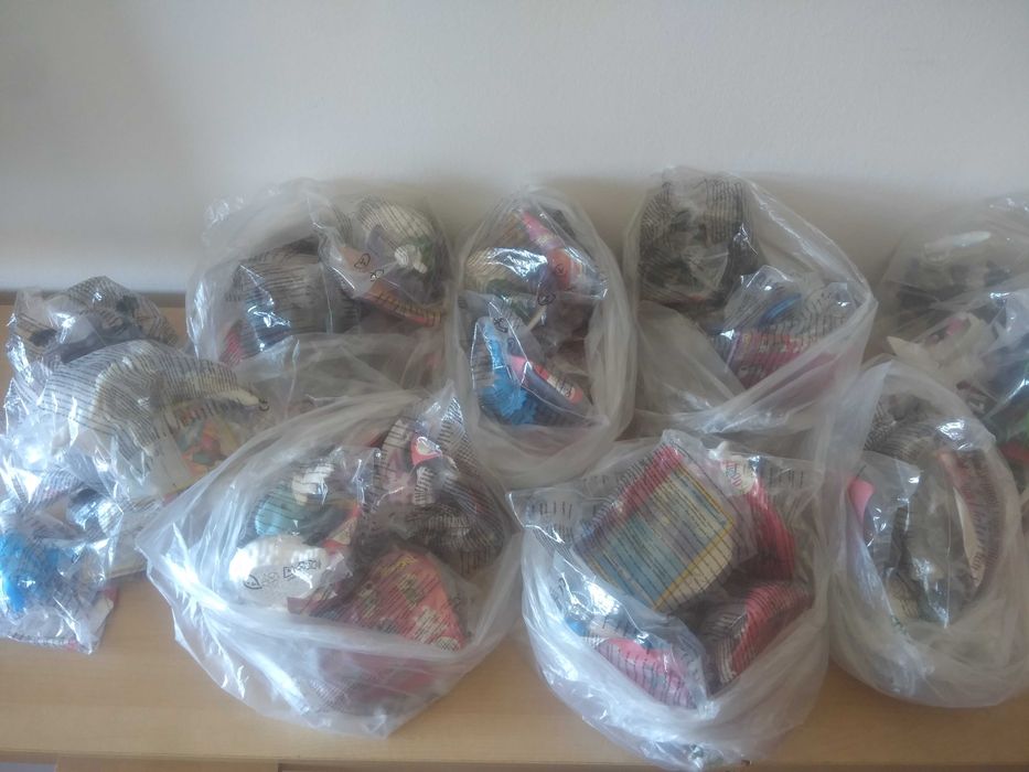 Bonecos Pokémon com cartas pokemon