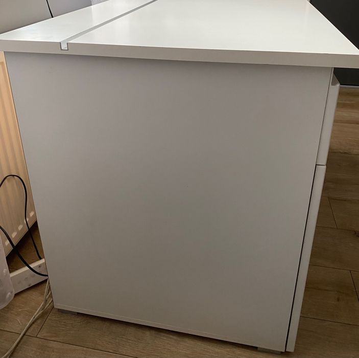 Białe solidne biurko