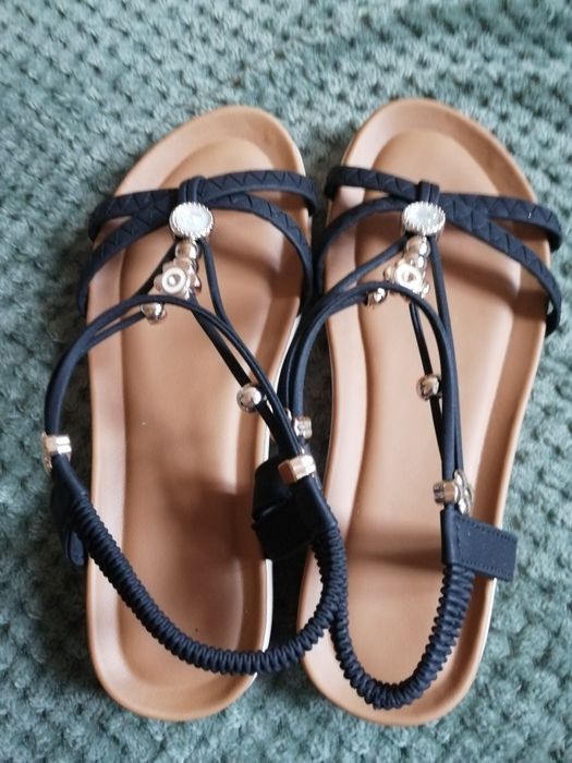 Sandały płaskie z cekinami