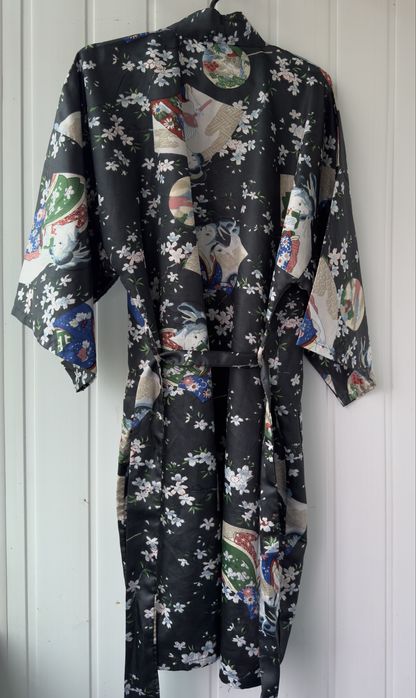 Чорне кімоно Silk Dream з мотивами гейш, квітучої вишні