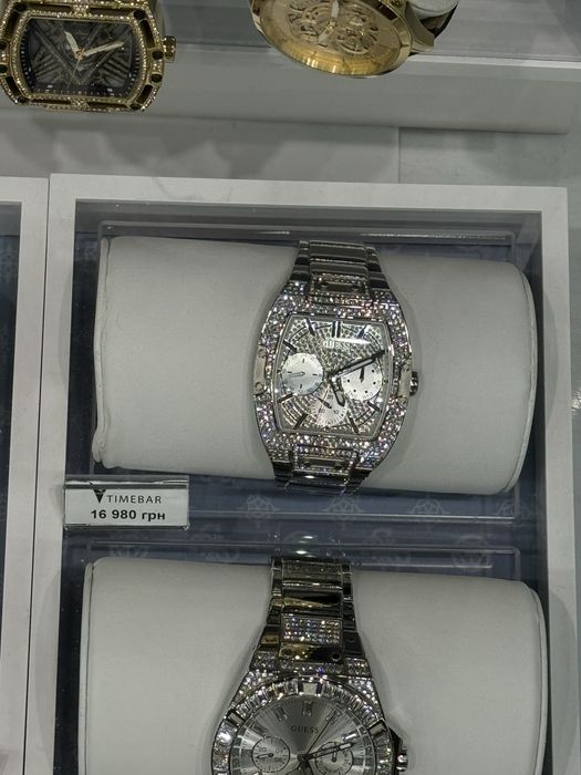 Продам часы брендовые Guess в камнях Swarovski