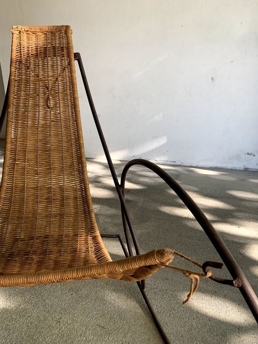Cadeira de baloiço vintage em vime e ferro