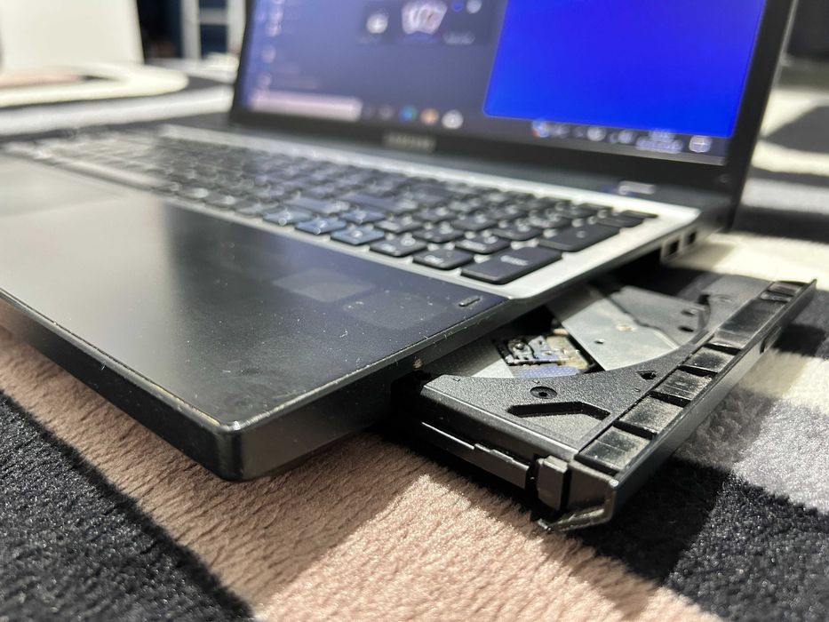 Samsung NP300V5A / i3 / 4GB DDR / 250 GB HDD + zasilacz