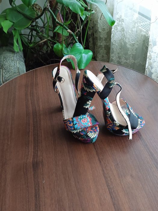 Продам босоніжки