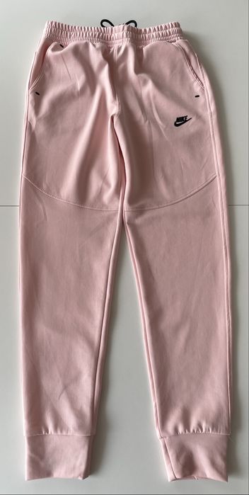 Rozowe spodnie Nike tech fleece