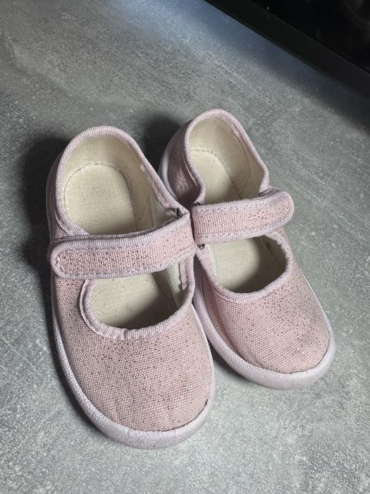 Дитячі туфлі та кросівки