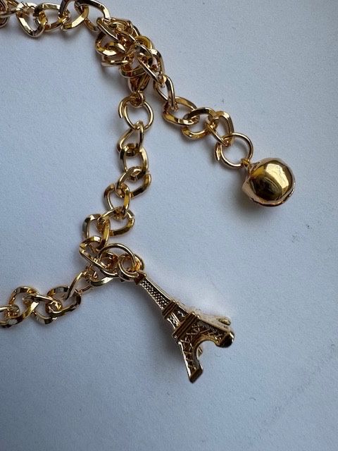 Подарок из Парижа - золотистый браслет с шармами Эйфелева башня