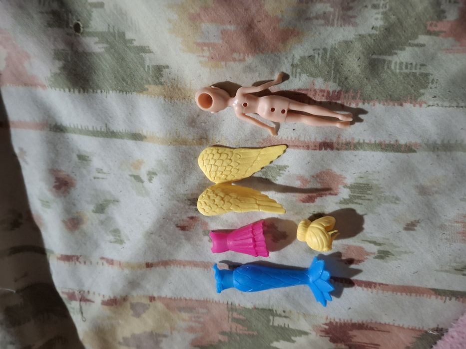 Boneca pequena e bonita