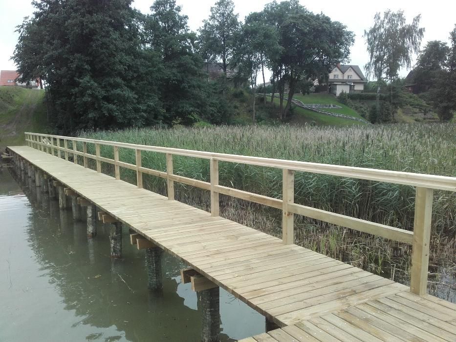 Budowa pomostów, wbijanie pali, kafar, umocnienia brzegów,