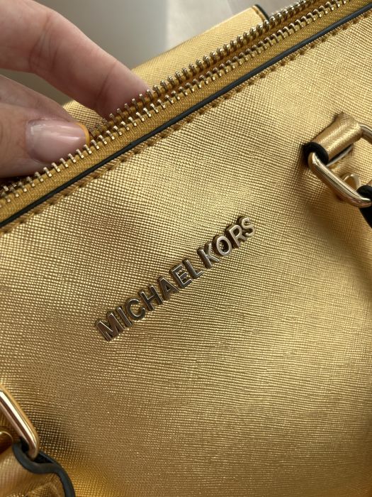 Złota torebka do ręki