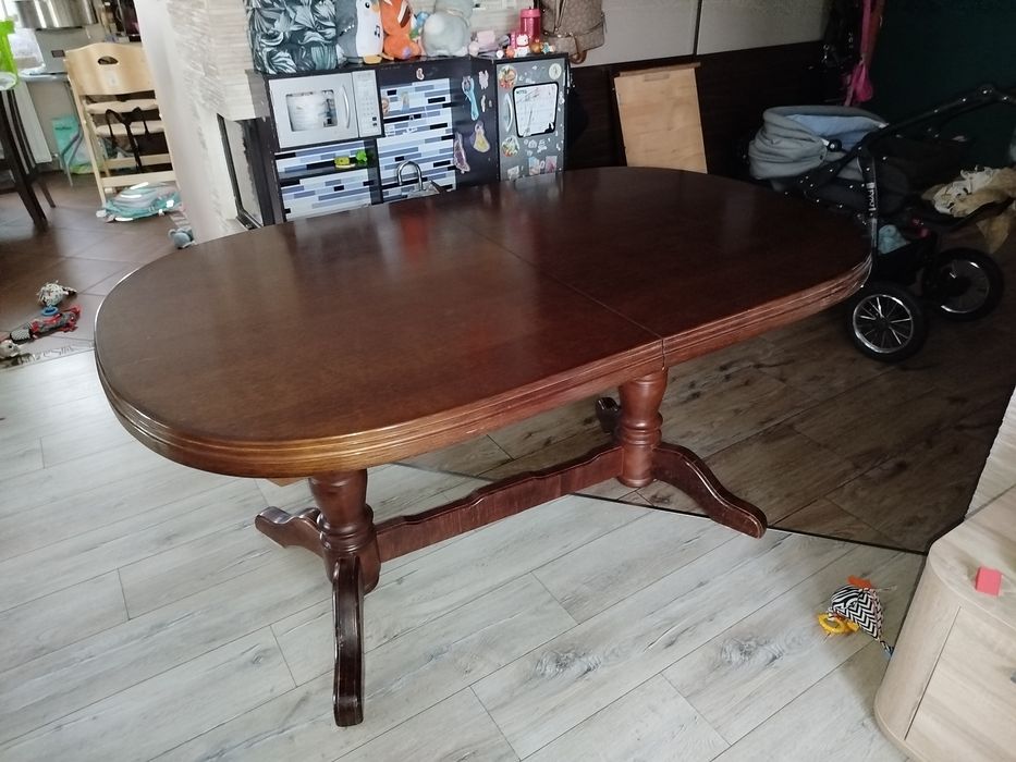 Duży drewniany stół