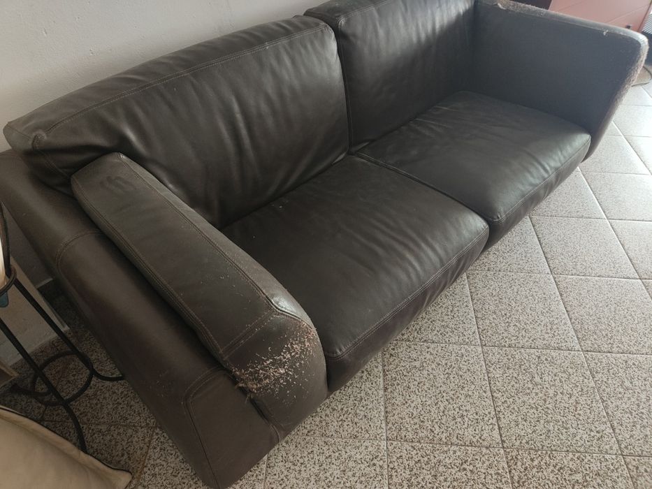 Sofá em pele castanho