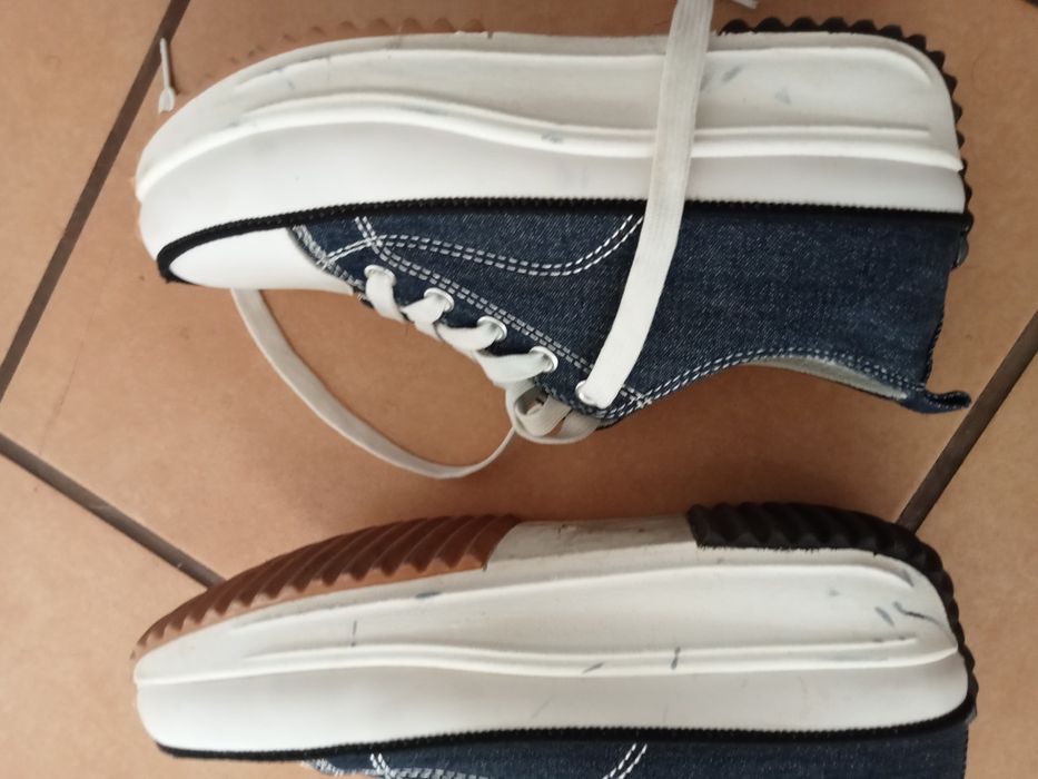 Vendo par de sapatilhas.