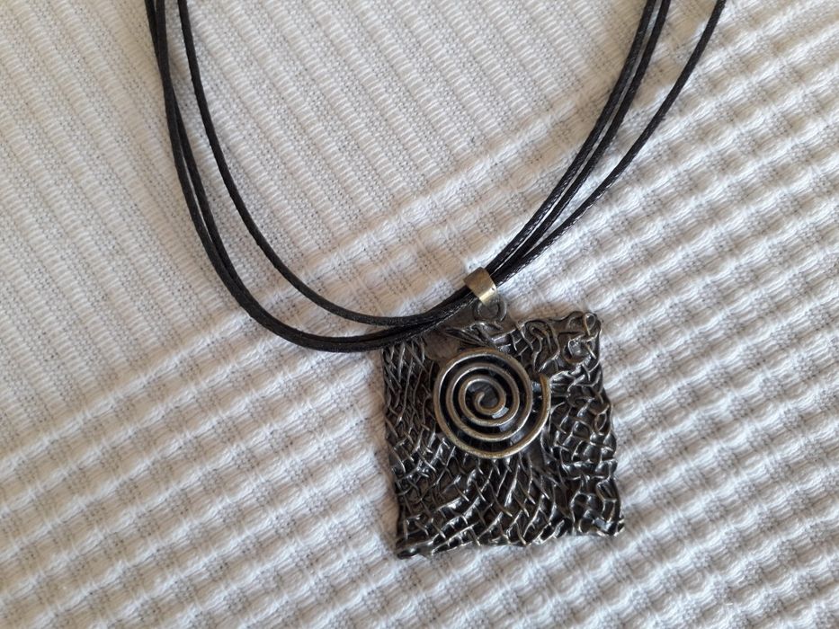 Vários colares em óptimo estado