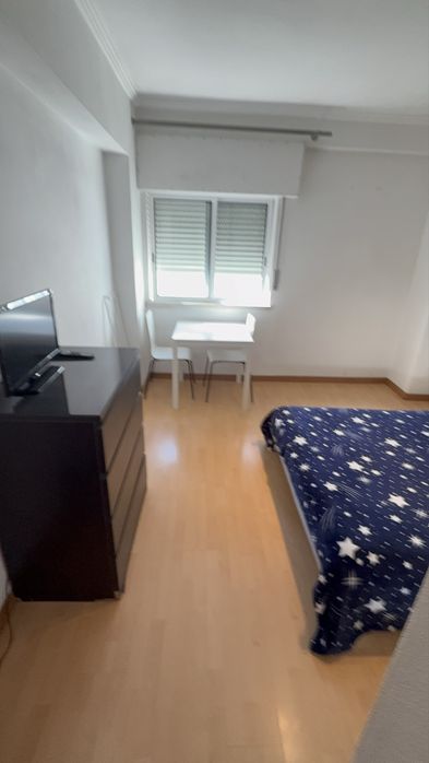 Quarto solteiro ou casal mobiliado na Moita próx. camara minucipal a 35 min. Para Lisboa
