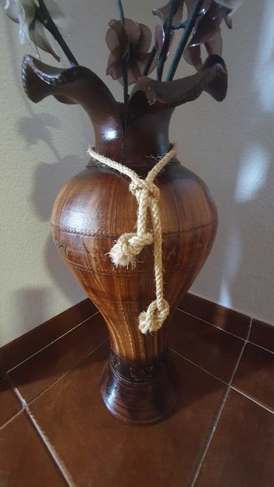 Jarro alto com flores arteficiais