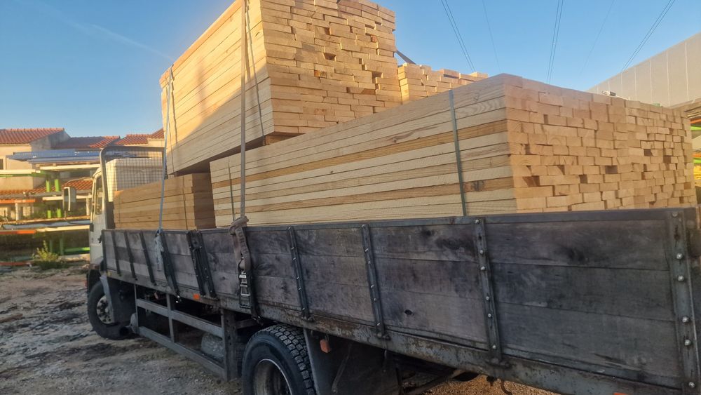 Madeira de pinho alinhada seca comprimentos 2.60 e 2.20x40 e 55 mm