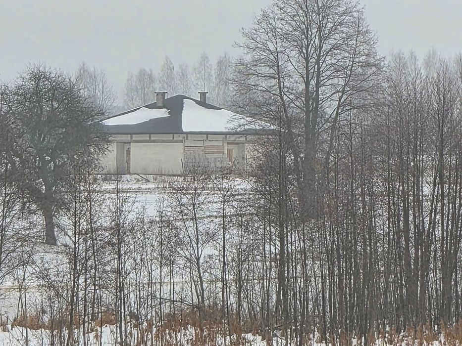 Działka z domem w stanie surowym – sprzedam