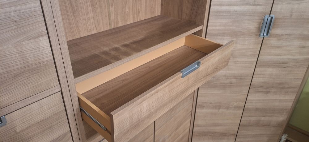 Segment pokojowy (szafa narożna + regały)