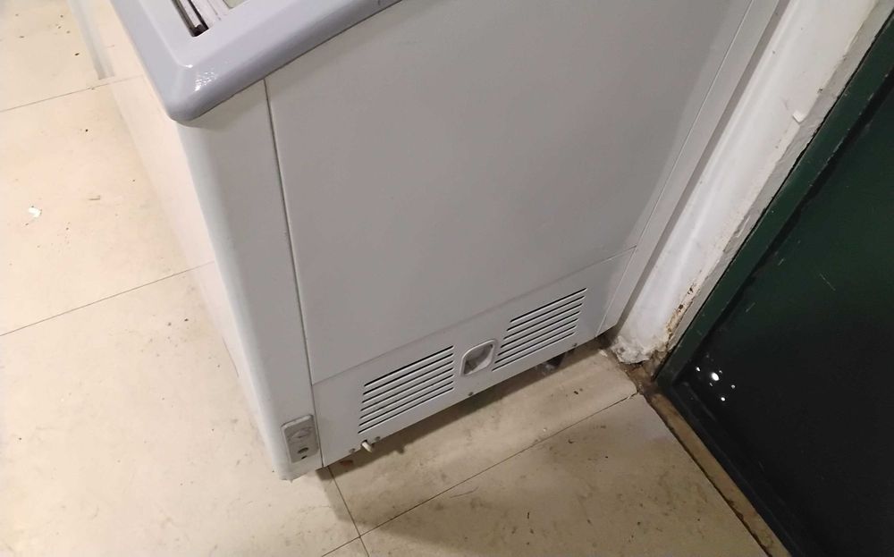 Vendo arca horizontal com montra em boas condições