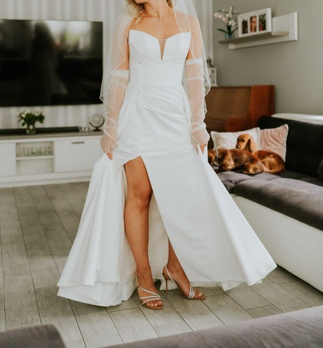 Suknia ślubna z welonem i rękawiczkami