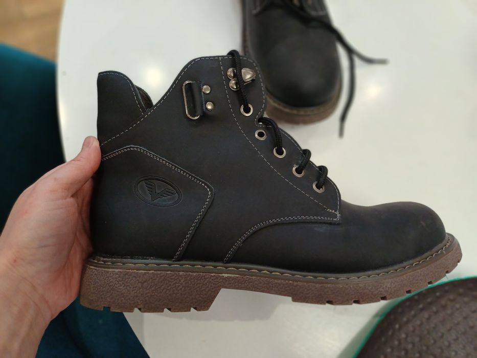 Ботинки кожані, чорні з коричневою підошвою, 41 розмір