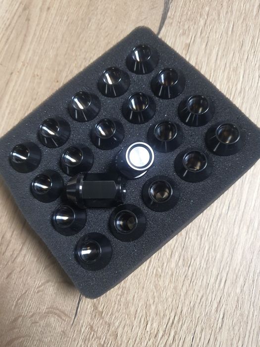 Czarne Tytanowe nakrętki do kół - M12 x 1.5 x 35mm