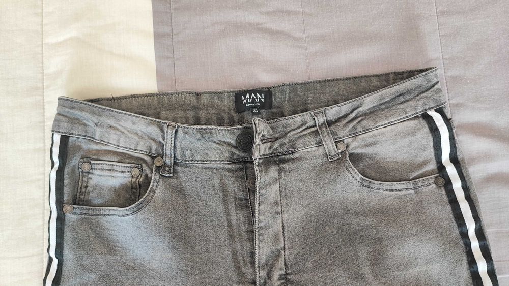 Calças Boohoo Man Super Skinny Cinza com risca Preta e Branca