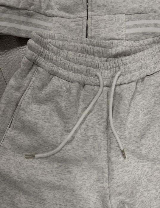 Костюм сірий спортивний на байці в ідеалі