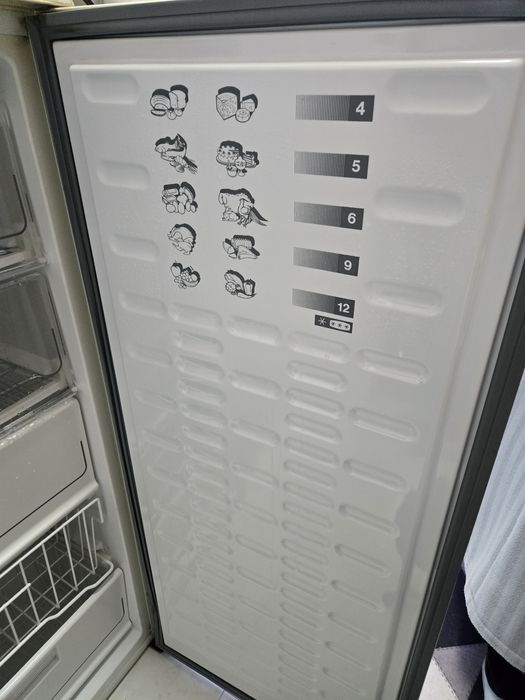 Arca congeladora vertical ariston